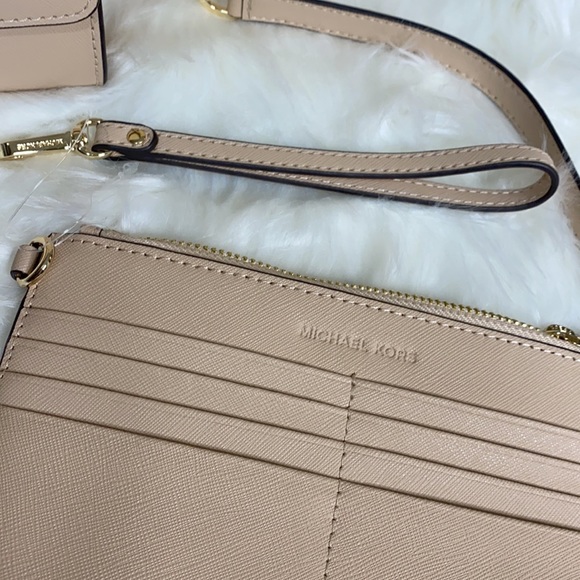 SALE ‼️Michael Kors crossbody bag - Picture 3 of 6